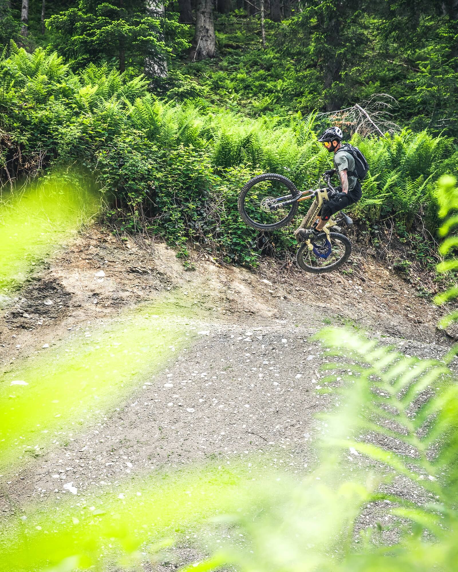 Andrea Garibbo, héroe de Haibike, salta con su bicicleta en un bosque