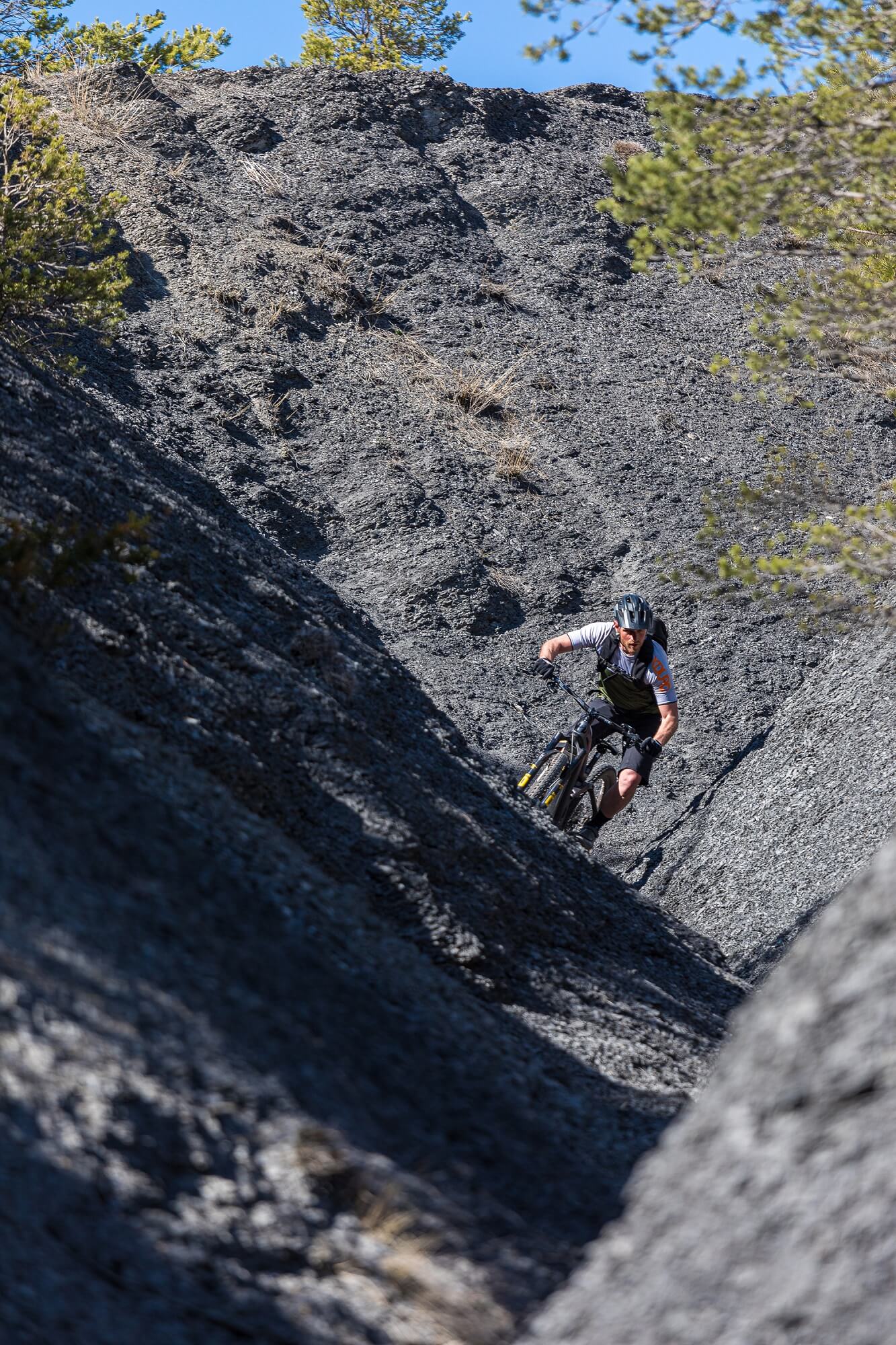 Xavier Marovelli sur son vélo Haibike AllMtn SE en haut d'une colline