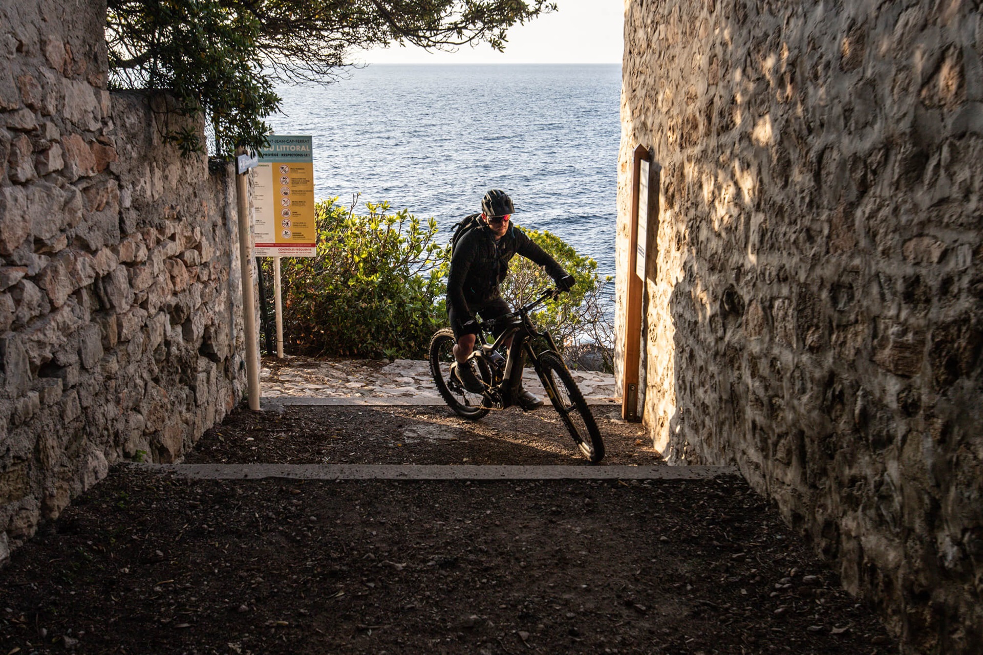 Xavier Marovelli chevauchant son vélo Haibike AllMtn SE sur une piste cyclable avec la mer en arrière-plan