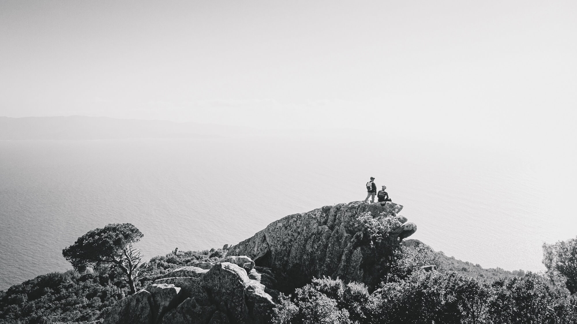 Haibike Corsica photoshoot photo noir et blanc Xavier Marovelli sur une falaise