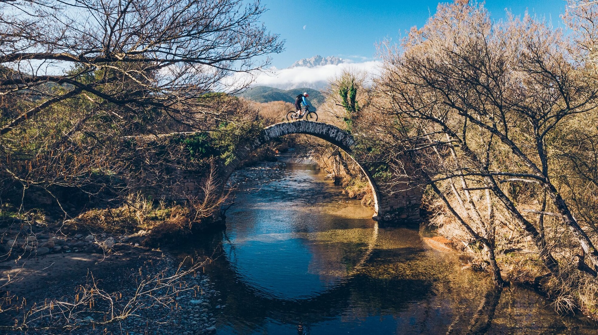Haibike Corsica photoshoot Xavier Marovelli roulant sur un pont