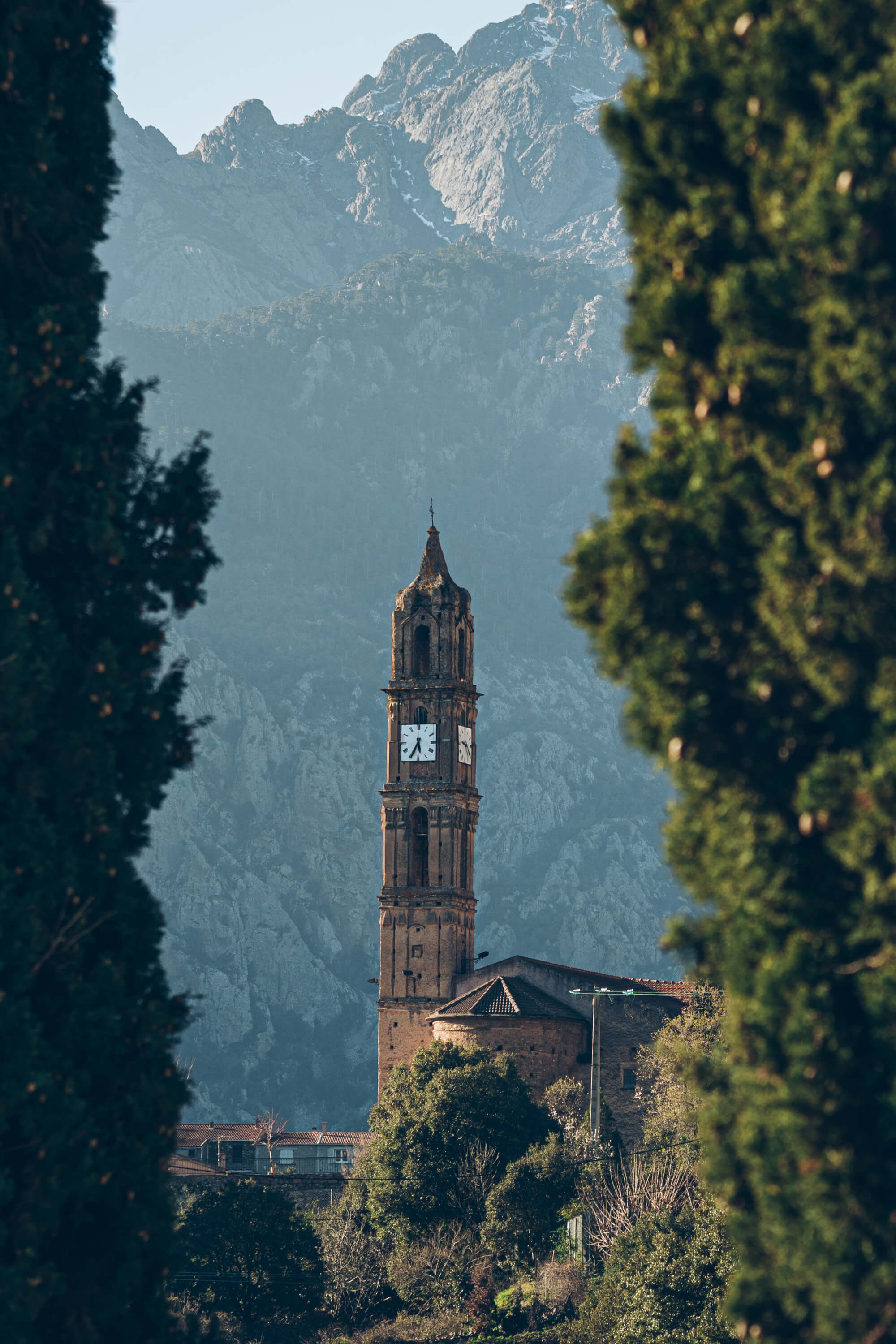 Photoshoot de Haibike Corse église en arrière-plan