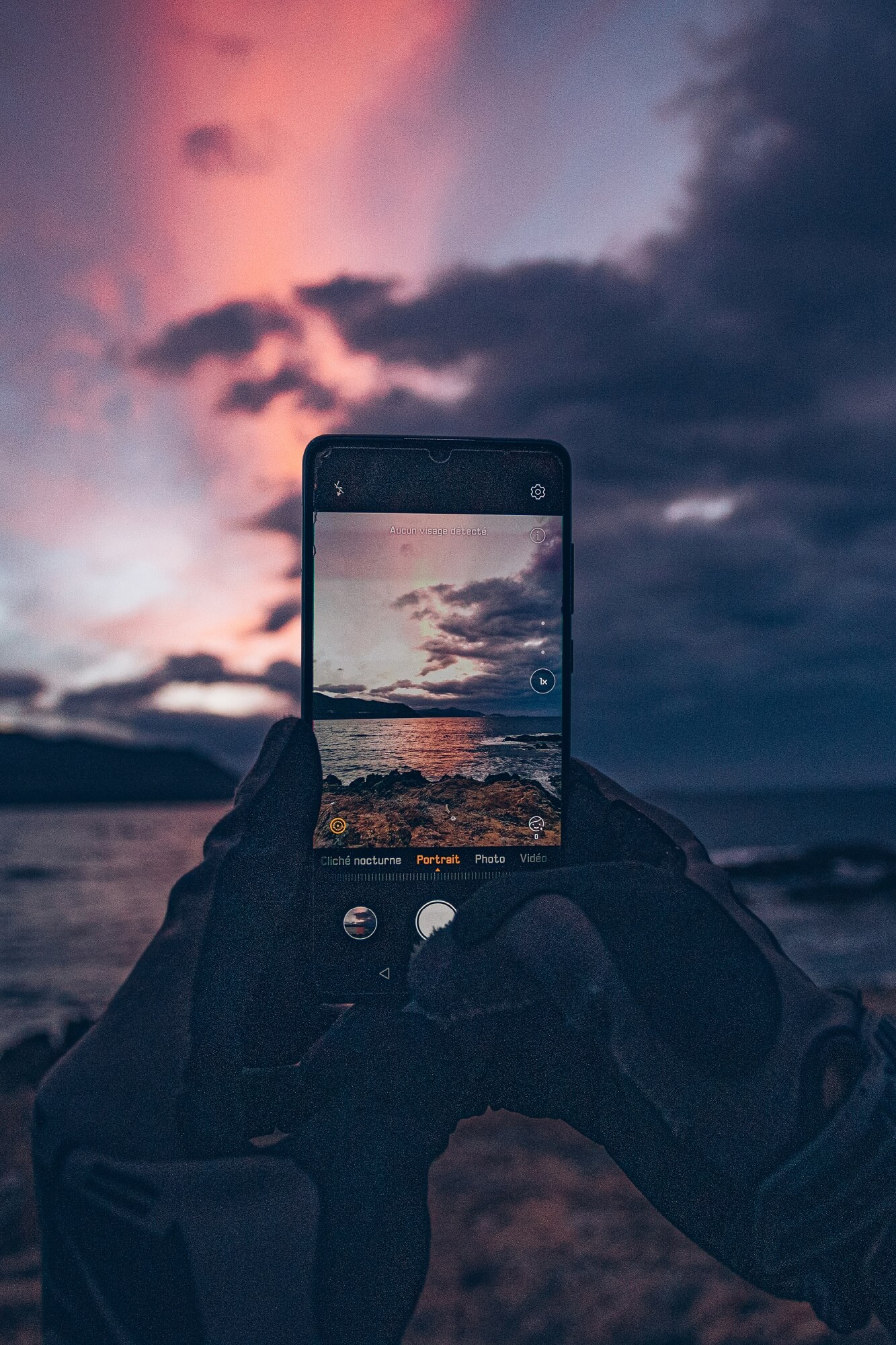 Photoshoot de Haibike Corsica, prenant une photo du coucher de soleil avec un appareil photo pour smartphone
