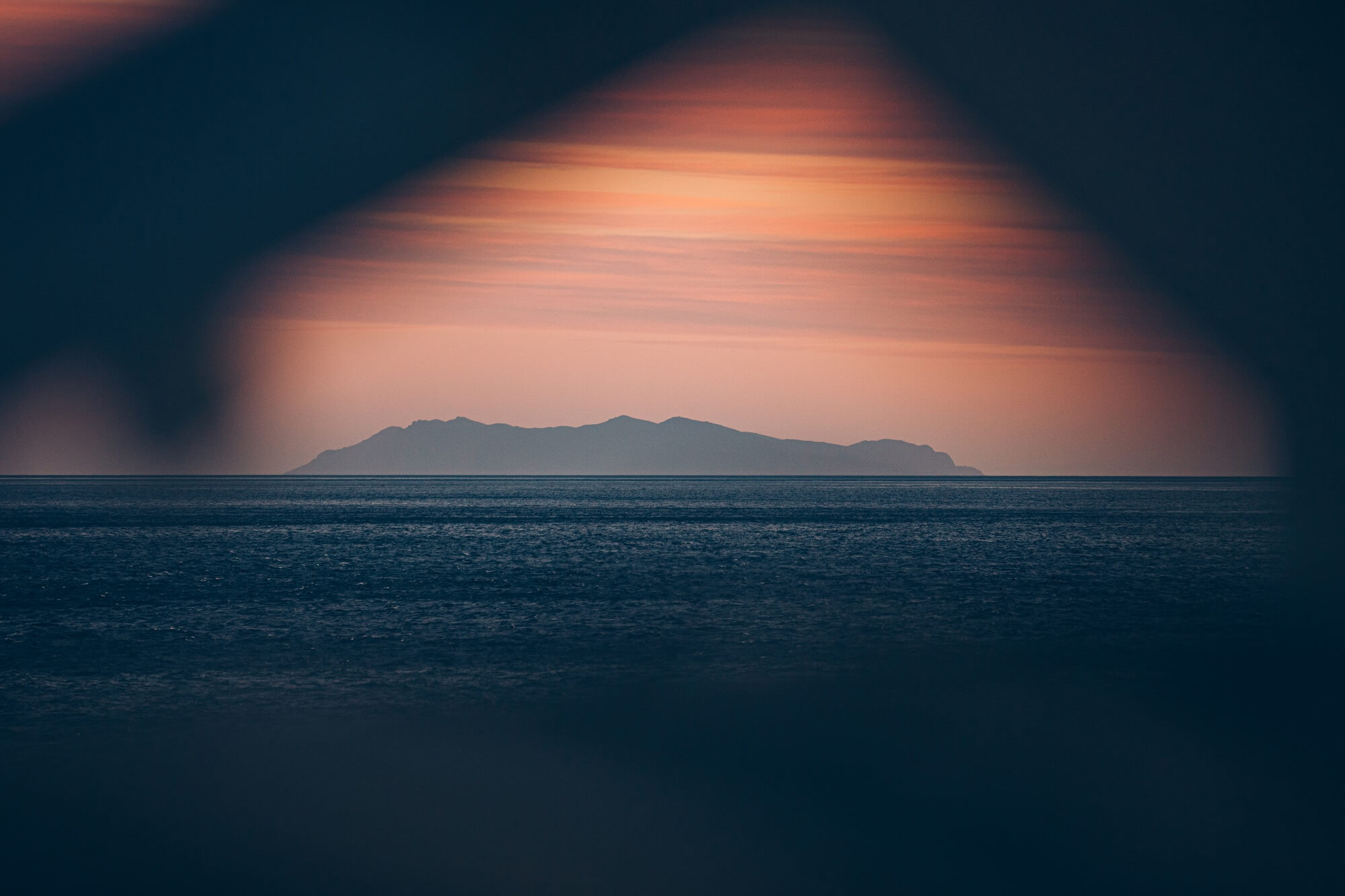 Photoshoot de Haibike Corse, île dans l'océan au coucher du soleil