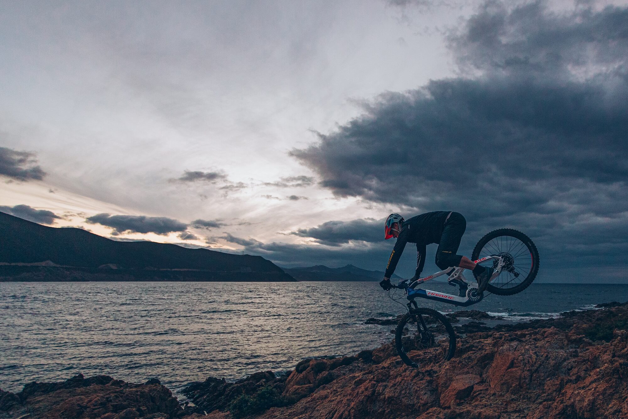Photoshoot de Haibike Corsica, Xavier Marovelli faisant un wheelie sur sa roue avant