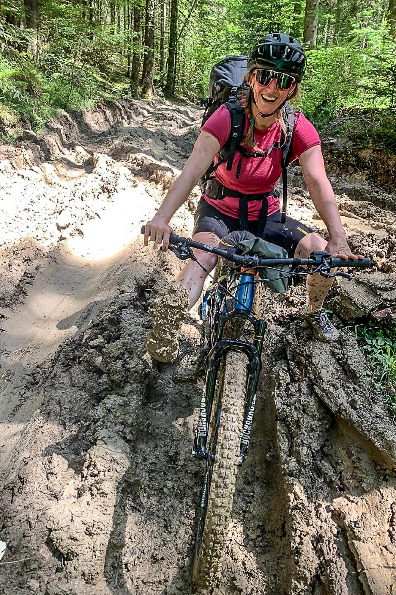 Elodie Lantelme fait du vélo dans la boue