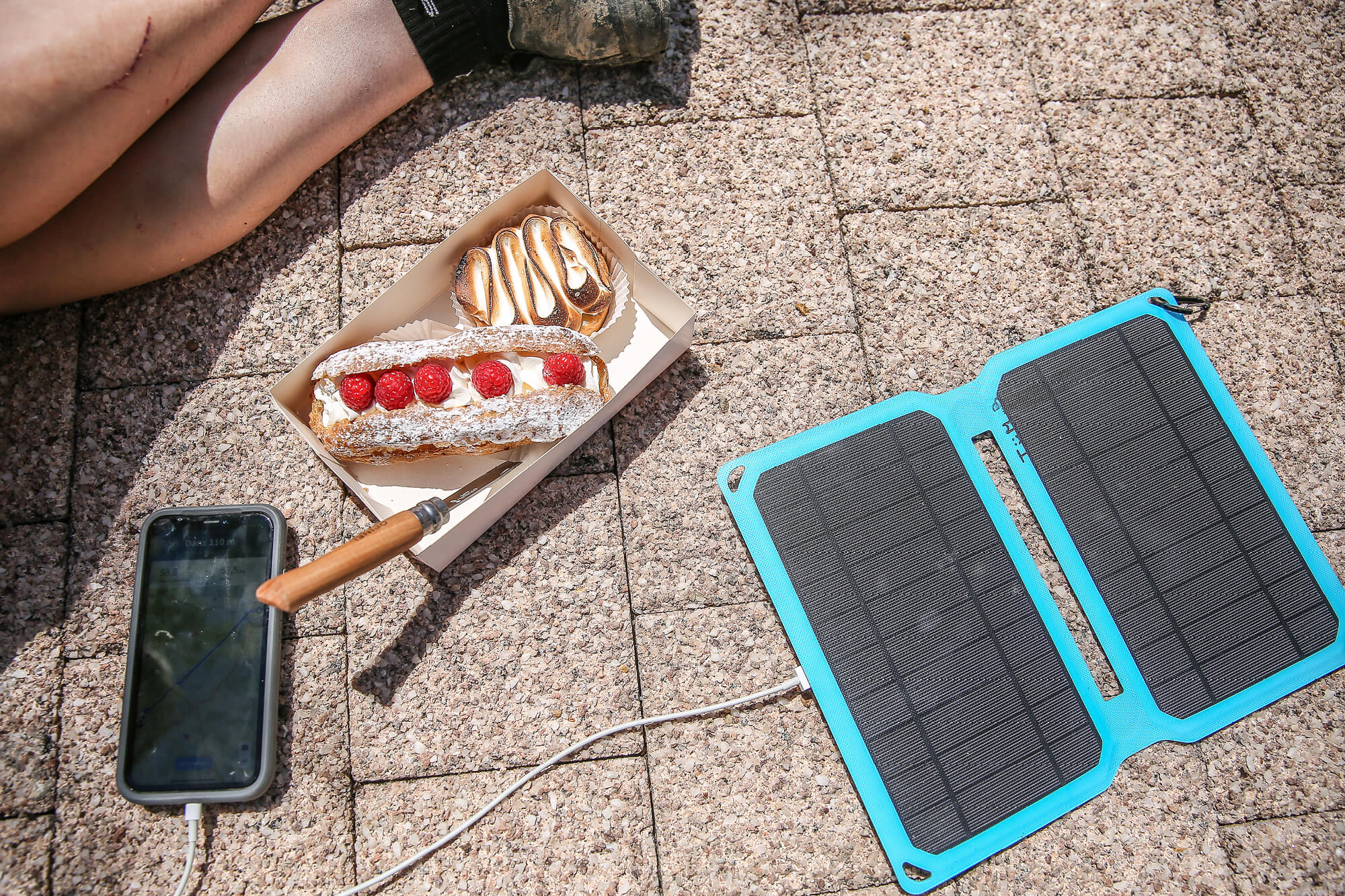 Photo d'un chargeur de smartphone panneau solaire et de quelques tartelettes