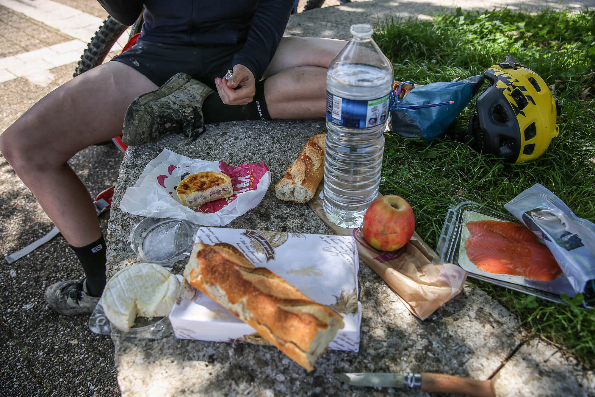 Photo d'un petit-déjeuner à vélo avec petits pains et saumon fumé