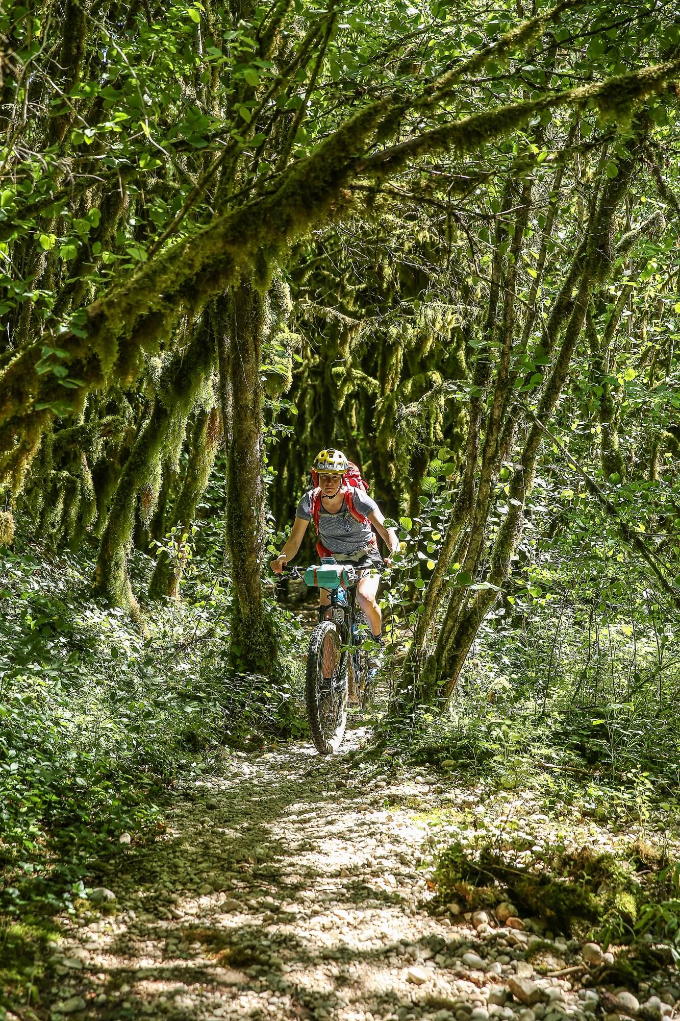 Haibike Hero Lea Deslandes fait du vélo dans la forêt