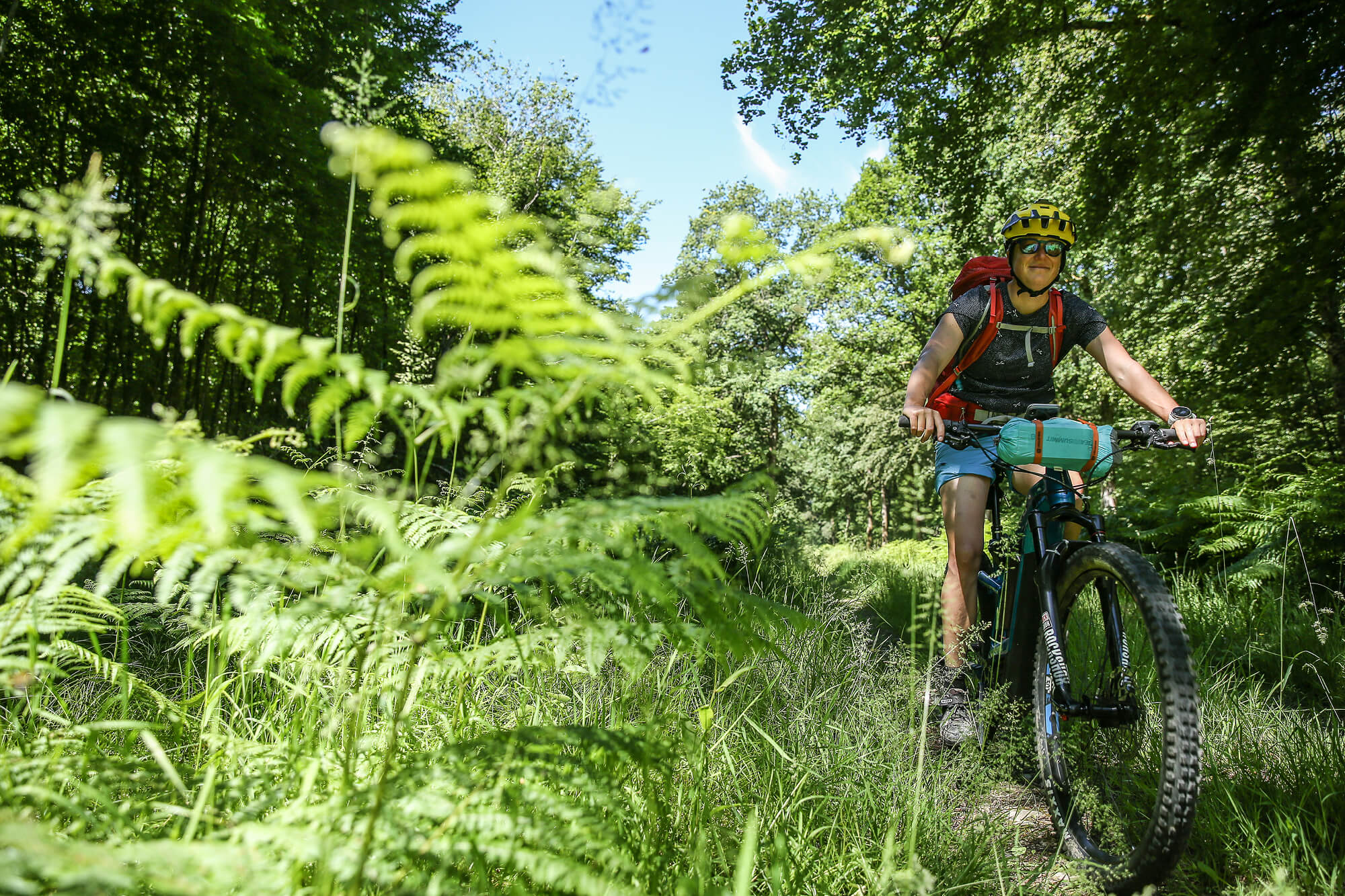Haibike Hero Lea Deslandes fait du vélo dans la forêt