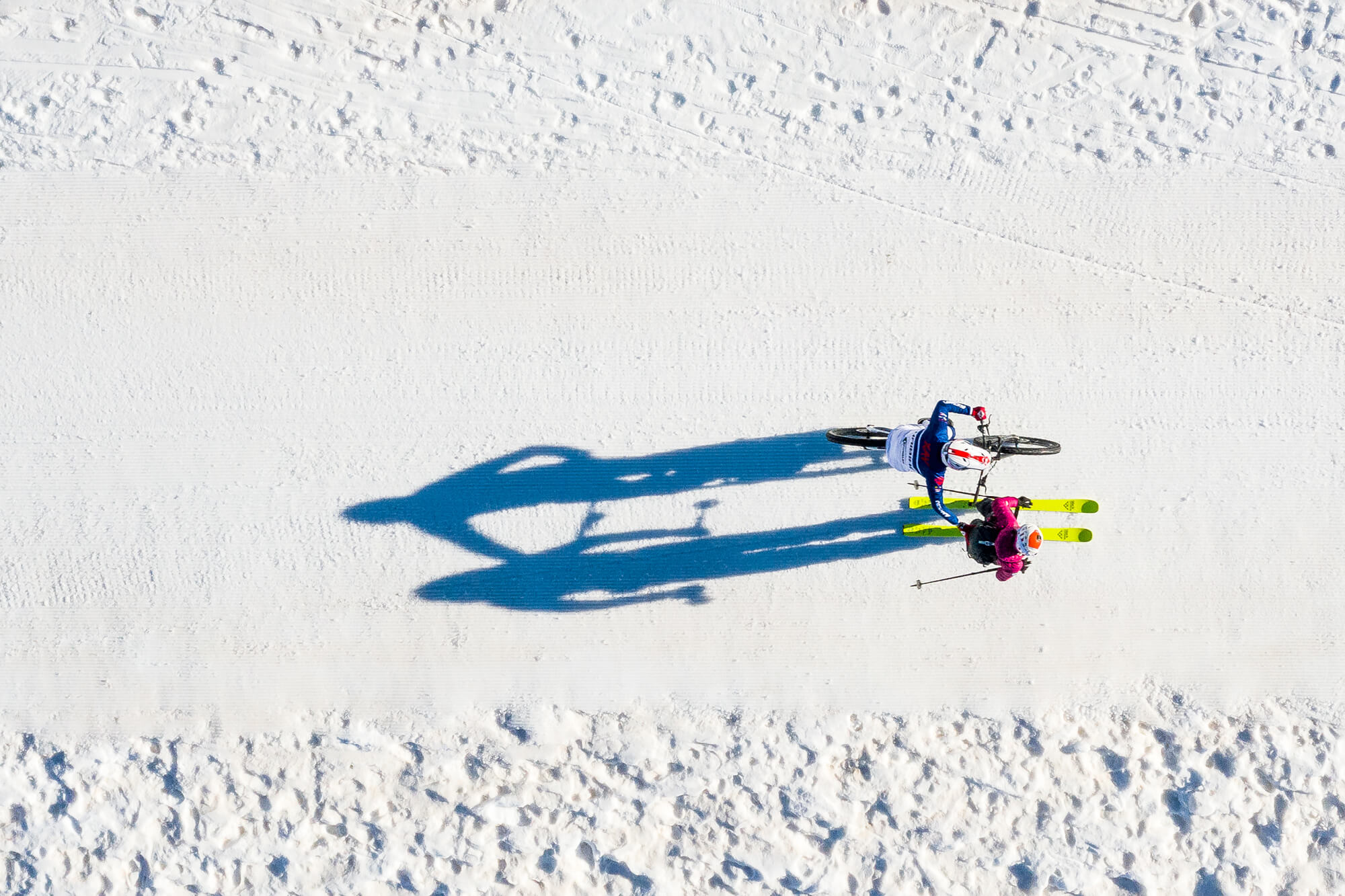 Vue à vol d'oiseau de deux Haibike Heroes chevauchant la neige sur des skis et un VTT électronique