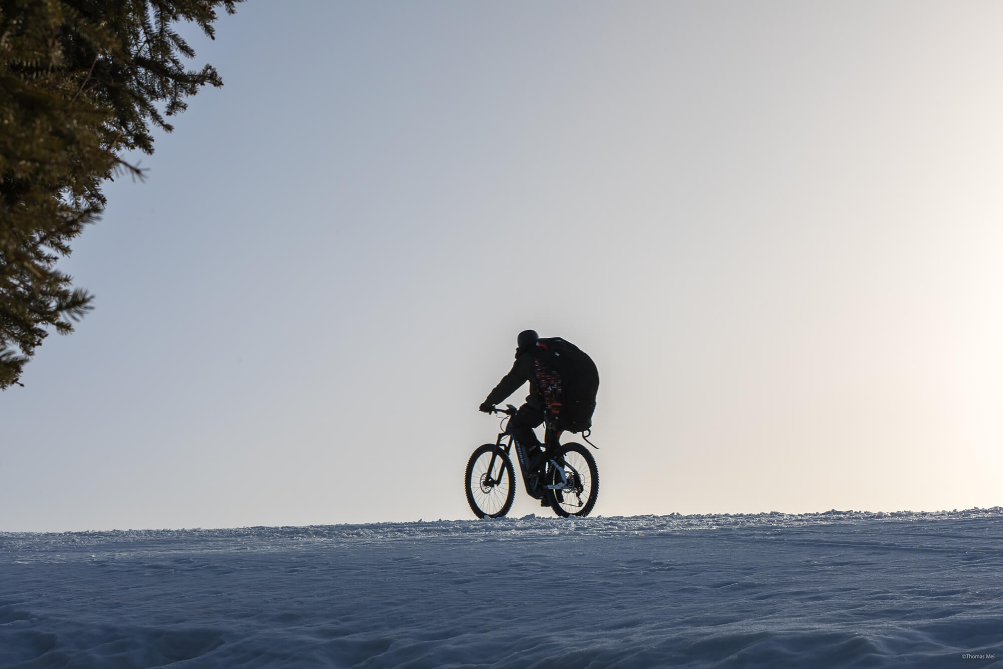 Silhouette de Tim Alongi chevauchant son Haibike AllMtn eMTB dans la neige