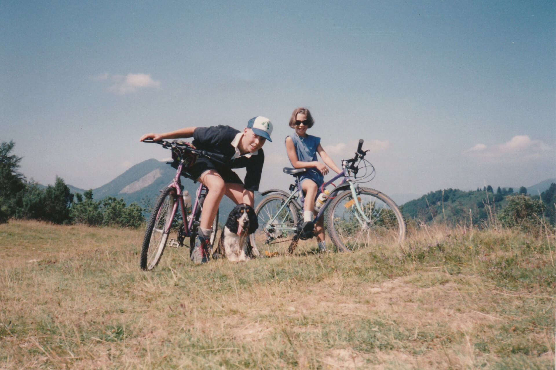 Photo d'Haibike Hero Caroline Delattre en tant que jeune fille sur son vélo dans les montagnes avec un adolescent et un chien à côté d'elle