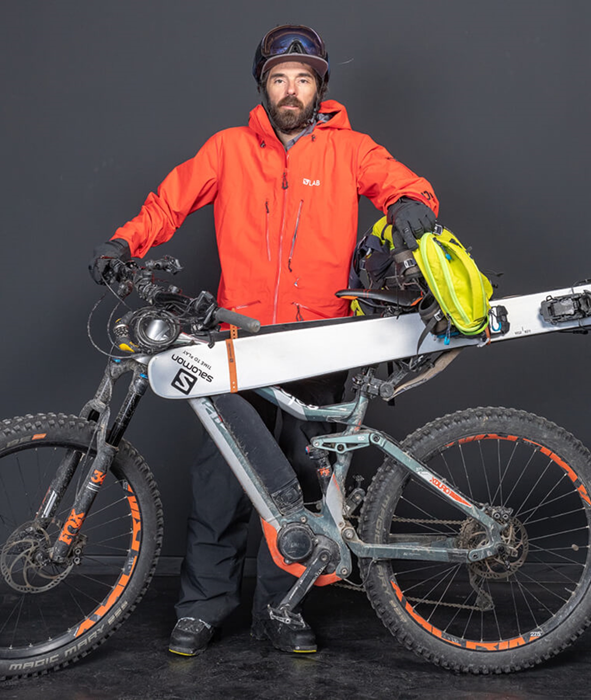 Haibike Hero Tony Lamiche utilise son Xduro AllMtn 8.0 comme outil d’approche chargé avec son matériel de montagne, skis, chaussures, casque, sac à dos et bâtons