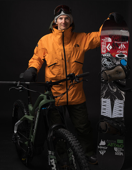 Image Portrait de Haibike Hero Victor Delerue avec son Haibike AllMtn 6 et son snowboard