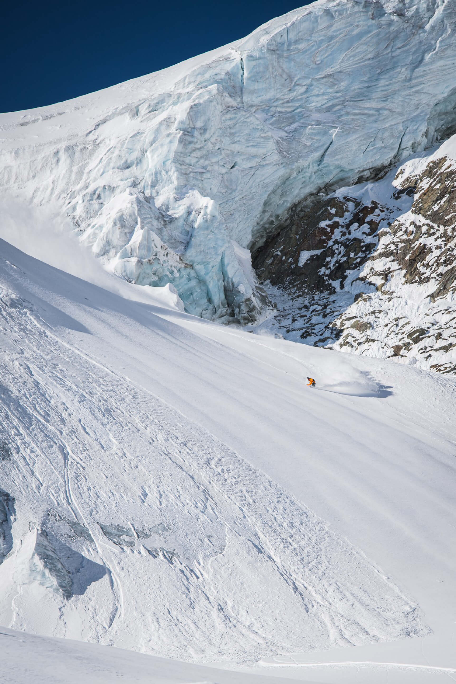 Prise de vue en grand angle de Haibike Hero Victor Delerue naviguant sur une piste sur son snowboard