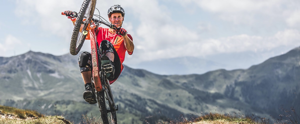 Bohater Haibike Sam Pilgrim jeździ na kole w górach